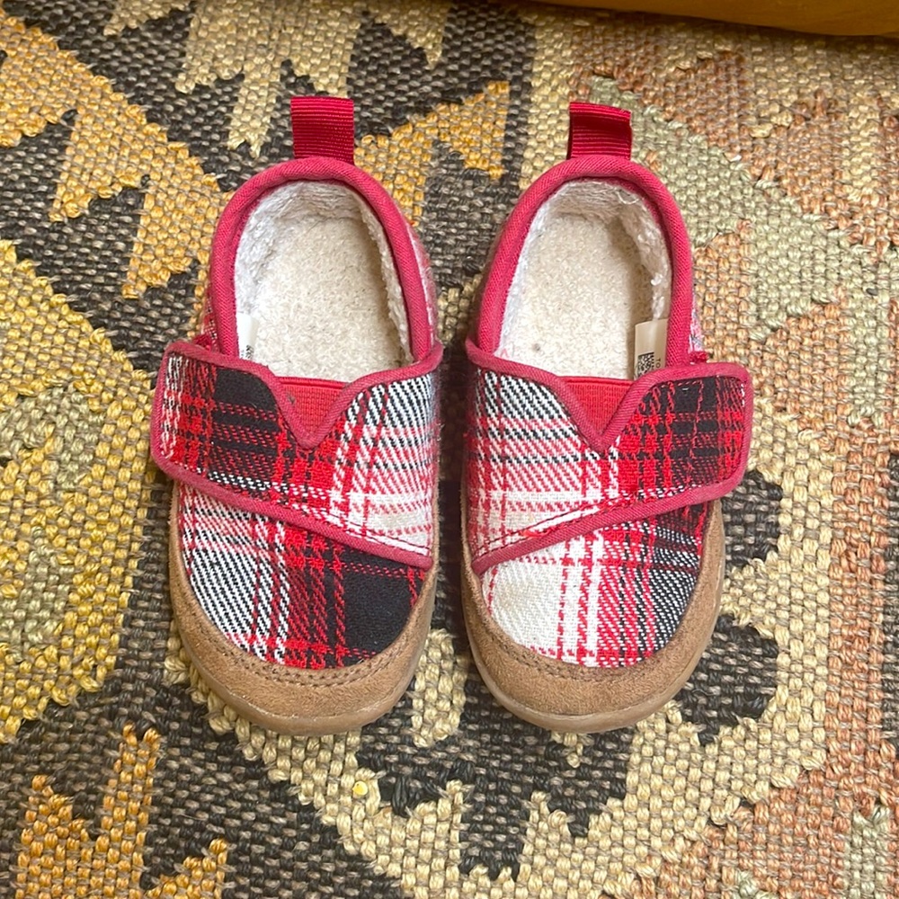 Tom’s toddler Velcro warm shoes in 6C